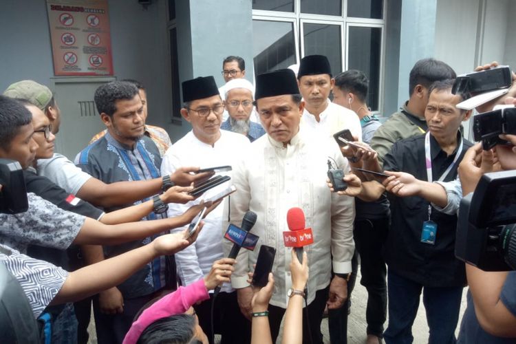 Ketua Umum Partai Bulan Bintang sekaligus Penasihat Hukum Jokowi-Maruf Amin, Yusril Ihza Mahendra, memberikan keterangan usai bertemu dengan terpidana terorisme Abu Bakar Baasyir di Lembaga Pemasyarakatan Gunung Sindur, Bogor, Jawa Barat, Jumat (18/1/2019).