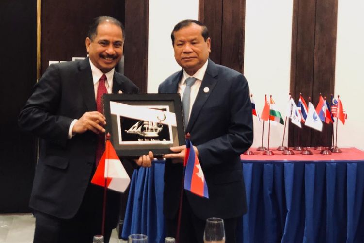 Menteri Pariwisata Arief Yahya dan Menteri Pariwisata Kamboja, Thon Kon di sela-sela acara ATF 2019, ASEAN Tourism Forum 2019 di Ha Long Bay, Vietnam, Jumat, (18/1/2019).
