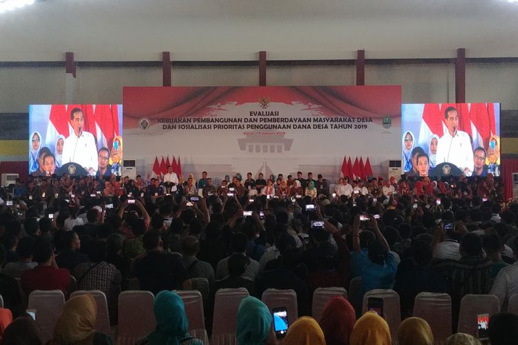 Presiden Joko Widodo menghadiri acara sosialisasi dana desa di Garut, Sabtu (19/1/2019).