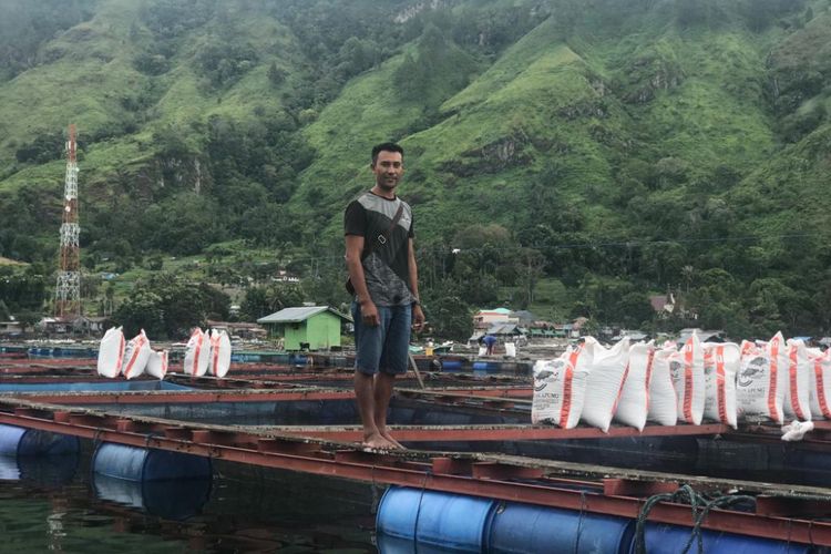 Salah satu petani yang memanfaatkan perairan Danau Toba untuk berbudidaya ikan air tawar.