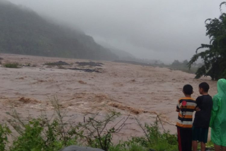 Sungai Jeneberang, Kabupaten Gowa, Sulawesi Selatan meluap akibatkan air bah dari Malino. Selasa, (22/1/2019).