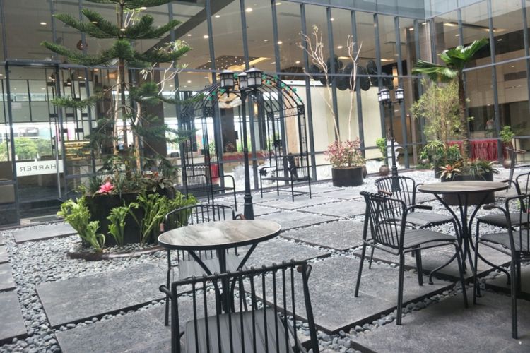 Area terbuka di Hotel Harper Palembang.