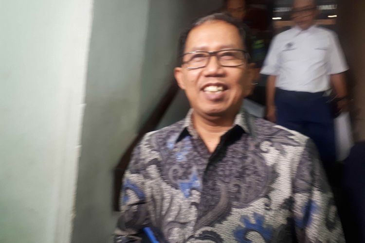 Pelaksana Tugas (Plt) Ketua Umum PSSI Joko Driyono tersenyum setelah diperiksa selama 11 jam oleh tim Satgas Antimafia Bola di Direktorat Reserse Kriminal Umum (Ditreskrimum) Polda Metro Jaya, Kamis (24/1/2019). 