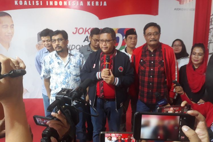 Sekjen PDIP, Hasto Kristyanto (tengah)
