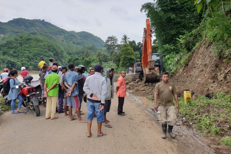 alat exavator milik Dinas Pekerjaan Umum Kabupaten Manggarai, Flores, NTT, Kamis (24/1/2019) sedang gusur jalan alternatif di lokasi longsor jalan Negara Ruteng-Reo. (KOMPAS.com/MARKUS MAKUR)