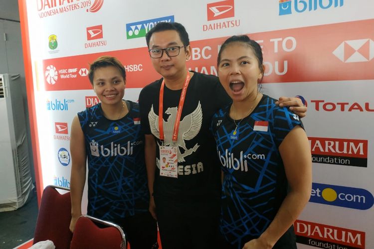 Pasangan ganda putri Indonesia, Greysia Polii (kanan) dan Apriyani Rahayu (kiri, berfoto dengan sang pelatih Eng Hian seusai laga perempat final Indonesia Masters 2019, di Istora Senayan, Jakarta, Jumat (25/1/2019).