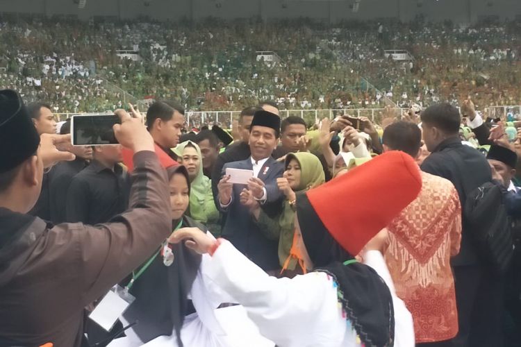 Presiden Joko Widodo menghadiri peringatan Harlah ke-73 Muslimat NU, di Stadion GBK, Jakarta, Minggu (27/1/2019)