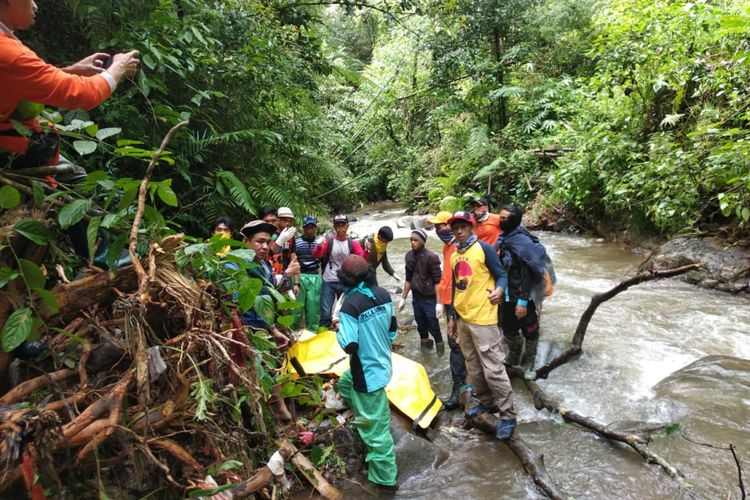 Tim SAR gabungan dibantu TNI-Polri tengah mengevakuasi jenazah Hamzah Daeng Sija salah korban longsor di Kelurahan Malino, Kecamatan Tinggimoncong, Kabupaten Gowa, Sulawesi Selatan. Minggu, (27/1/2019).