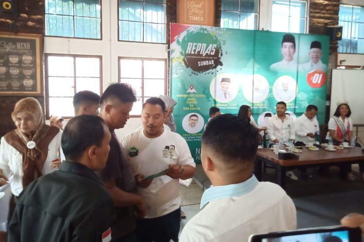 Anggota Bawaslu Padang Bahrul Anwar berdebat dengan panitia Repnas Sumbar, Minggu (27/1/2019)