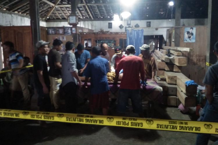 Suasana rumah‎ Radi (54), korban pembunuhan di Dusun Dunglo, Desa Jetis, Kecamatan Karangrayung, Kabupaten Grobogan, Jawa Tengah, Minggu (27/12019).‎