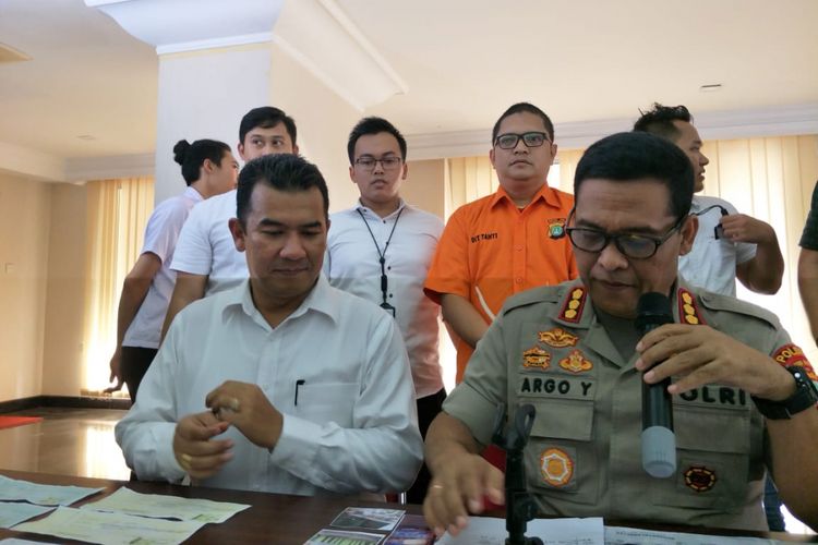 Polda Metro Jaya menangkap tersangka penipuan berinisial ISP (baju oranye) yang mencatut nama Yenny Wahid dan calon presiden nomor urut 01 Joko Widodo. Foto diambil Senin (28/1/2019).