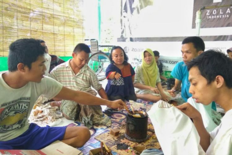 Anggiasari saat memberikan motivasi kepada pembatik difabel di Kabupaten Bantul 