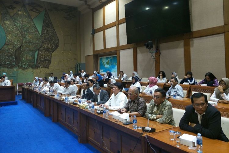 Rombongan peneliti Lembaga Ilmu Pengetahuan Indonesia (LIPI) mengadukan pimpinan mereka yang baru ke Komisi VII DPR, di Kompleks Parlemen, Rabu (30/1/2019). 