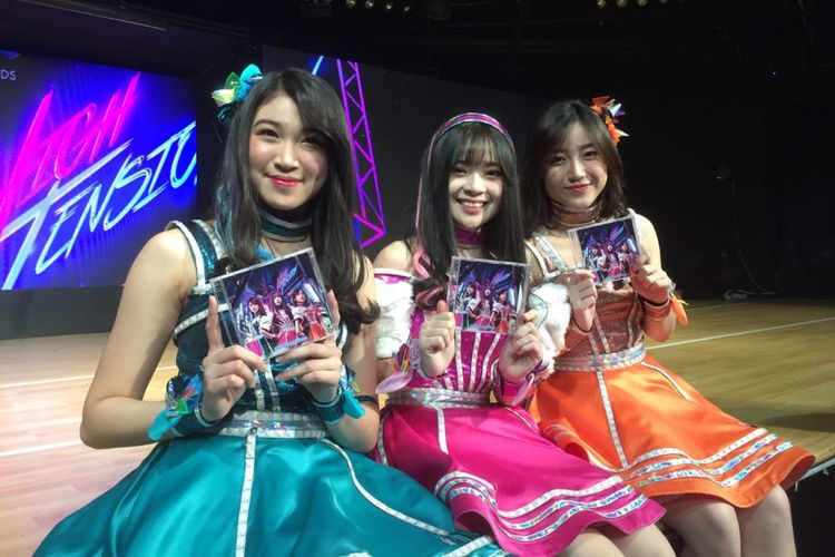 Shani, Yupi dan Sinka JKT48 saat diwawancarai usai jumpa pers Single ke-20 JKT48 High Tension di JKT48 Teater di FX Sudirman, Jakarta Pusat, Rabu (30/1/2019).