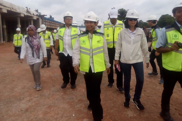 Menteri Badan Usaha Milik Negara (BUMN), Rini Soemarno (depan) berjalan meninjau ruas tol Terbanggi Besar-Pematang Panggang, Lampung, Kamis (31/1/2019).