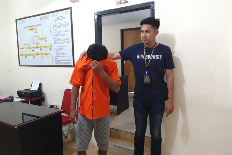 EJS (31) tersangka pencabulan terhadap anak dibawah umur, kembali menjalani pemeriksaan oleh penyidik Polres Pulau Ambon dan Pulau-Pulau Lease, Jumat (1/2/2019)