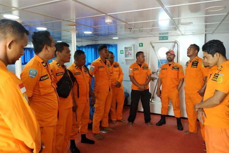 Tim SAR bersiap mencari dua nelayan hilang di perairan Seram Bagian Timur, Sabtu (2/2/2019)