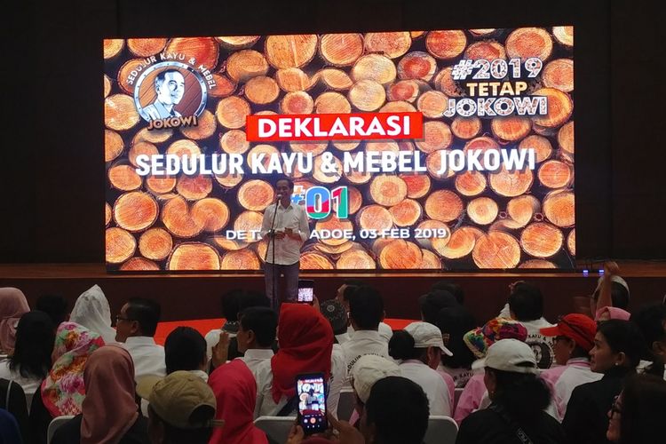 Capres 01 Jokowi saat menghadiri deklarasi dukungan dari sedulur kayu dan mebel di Karanganyar, Minggu (3/2/2019). 