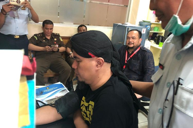 Ahmad Dhani menandatangani penolakan pemindahan penahanan Rutan Madaeng, Sidoarjo, Jawa Timur, Kamis (7/2/2019).