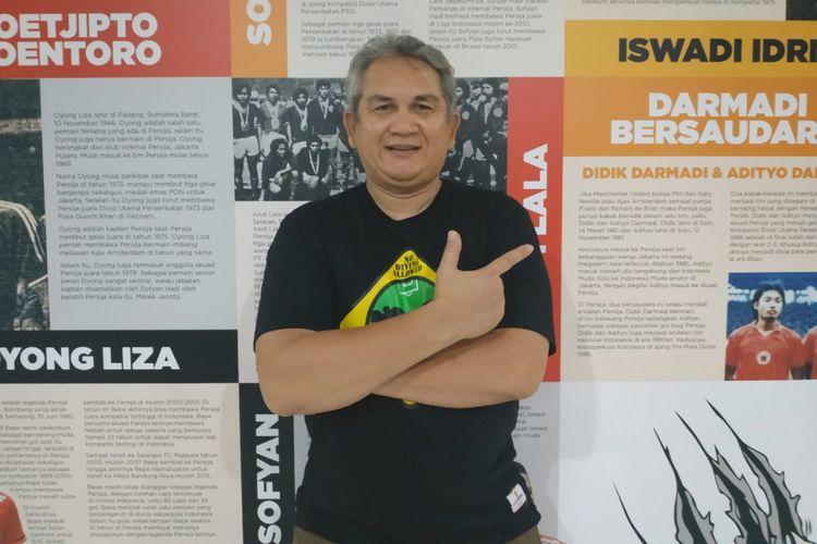 Ketua The Jakmania, Ferry Indrasjarief, berpose di kantor Persija Jakarta, di kawasan Duren Tiga, Jakarta Selatan, Rabu (6/2/2019).