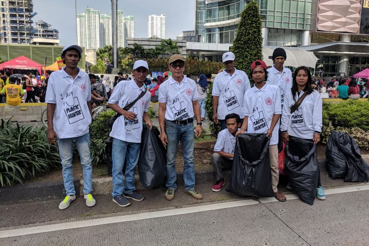 Para pemulung yang tergabung dalam Ikatan Pemulung Indonesia (IPI) melakukan pemungutan sampah plastik di lokasi CFD Bundaran HI, Jakarta Pusat pada Minggu (10/2/2019)