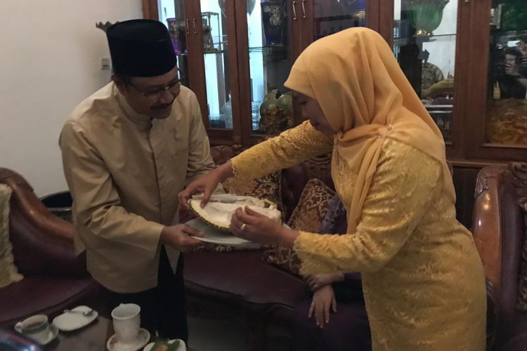 Gus Ipul dan Khofifah makan Duren bareng di kediaman Khofifah, Minggu (10/2/2019)