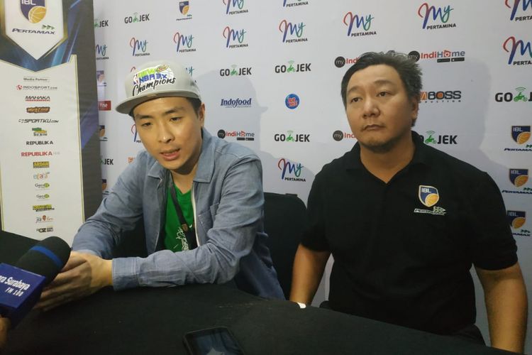 Direktur IBL Hasan Gozali (kanan) saat menghadiri konferensi pers seri keenam IBL Pertamax 2018-2019 di GOR Pacific, Surabaya, 3 Februari 2019.