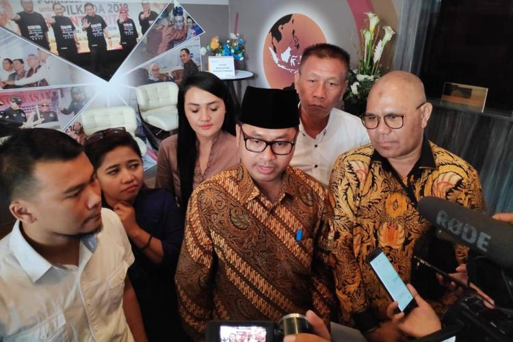 Tim Advokat Indonesia Bergerak (TAIB) melaporkan Ridwan Kamil ke Bawaslu atas dugaan kampanye di luar jadwal, di kantor Bawaslu, Jakarta Pusat, Selasa (12/2/2019).