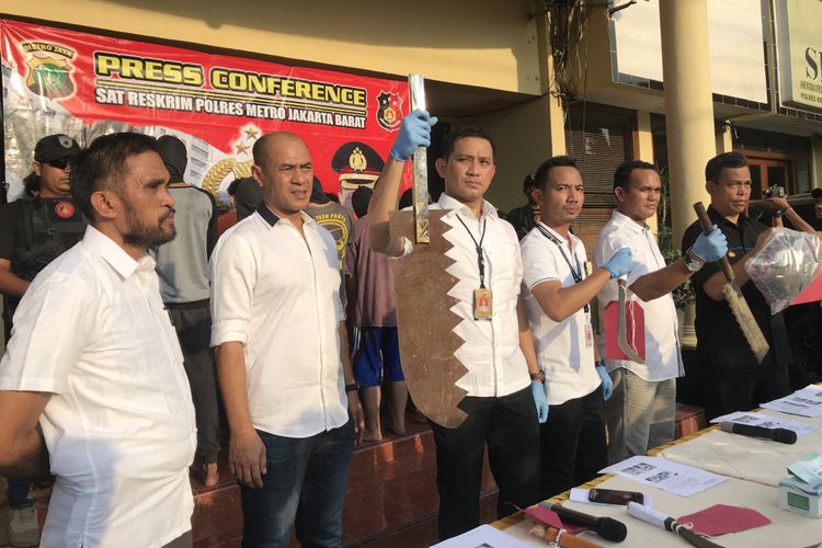 Satreskrim Polres Metro Jakarta Barat menunjukan barang bukti yang digunakan <a href='https://medan.tribunnews.com/tag/geng-motor' title='geng motor'>geng motor</a> dalam melakukan aksinya , Rabu ( 13/2/2019) dalam konfrensi pers yang digelar di halaman Polres Metro Jakarta Barat. 