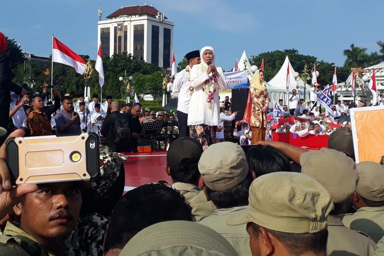 Gubernur Jatim Khofifah Indar Parawansa melakukan orasi kebangsaan di Monumen Tugu Pahlawan Surabaya, Kamis (14/2/2019)