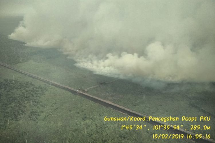 Hasil pantauan udara tim satgas kebakaran hutan dan lahan di Riau, akibat kebakaran lahan mengeluarkan kabut asap pekat (Dok.Manggala Agni Pekanbaru 15/2/2019) 