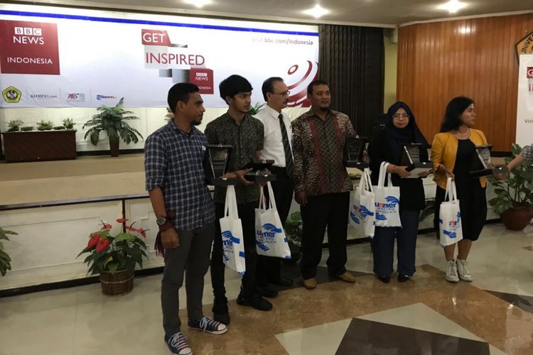Bagas Suratman (tiga dari kanan) foto bersama dengan Rektor Universitas Merdeka Prof Dr Anwar Sanusi SE MSi (berdasi) dan anak muda inspiratif lainnya dalam acara roadshow BBC Get Inspired di Kampus Universitas Merdeka Malang, Kamis (4/2/2019).