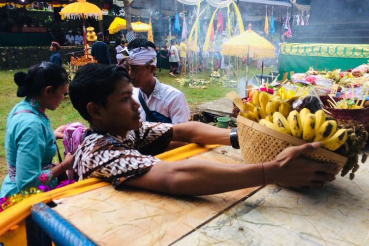 Warga Menata Persembahan Dalam Upacara Melasti di Pantai Ngobaran, Saptosari, Gunungkidul, Selasa (19/2/2019)