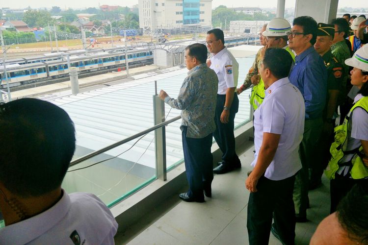 Wakil Presiden Jusuf Kalla meninjau dan menjajal MRT Jakarta