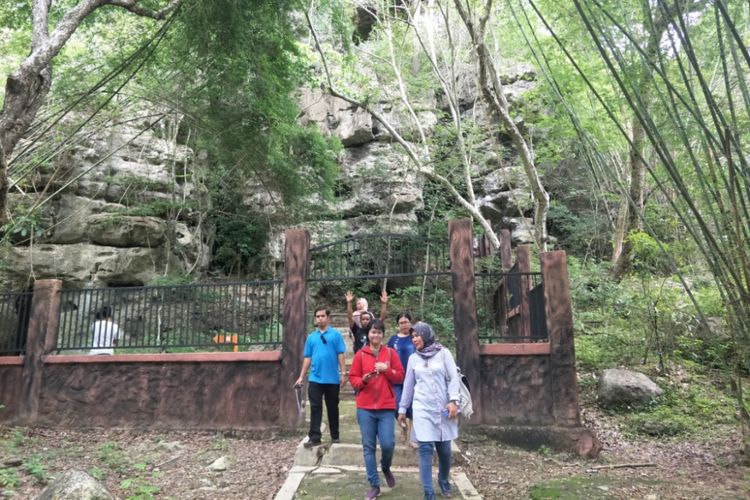 Pengunjung di gerbang keluar Gua Cermin, Labuan Bajo, Nusa Tenggara Timur.