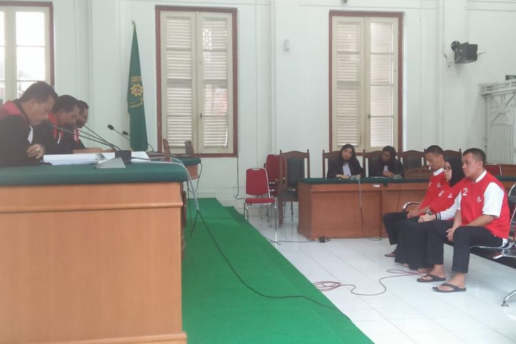 Istri bos PT Amanah Bersama Ummat (Abu Tours), Hamzah Mamba, Nursyariah Mansyur  dan dua karyawan Abu Tours, Chaeruddin dan M Kasim divonis bersalah dalam persidangan yang digelar di Pengadilan Negeri Makassar, Kamis (21/2/2019) sore hingga malam.