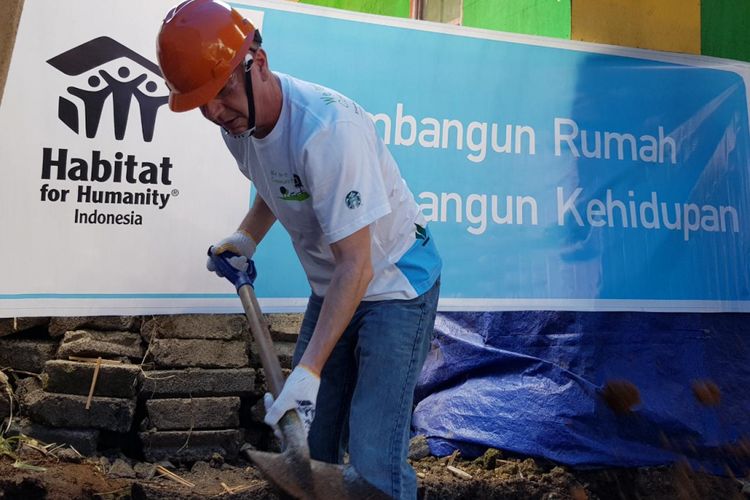 Direktur Starbucks Indonesia Anthony Cottan saat ikut serta bersama ratusan karyawan Starbucks lainnya dalam program CSR di Lombok, Nusa Tenggara Barat, Rabu (20/2/2019).