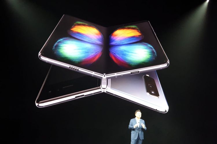 CEO Samsung, DJ Koh, memamerkan inovasi Galaxy Fold di ajang Galaxy Unpacked 2019, San Francisco, Amerika Serikat. (Kompas.com/Reza Wahyudi)