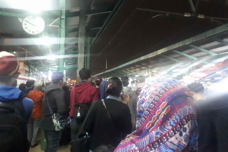 Kepadatan penumpang KRL menuju Bogor di Stasiun Manggarai, Jumat (22/2/2019).