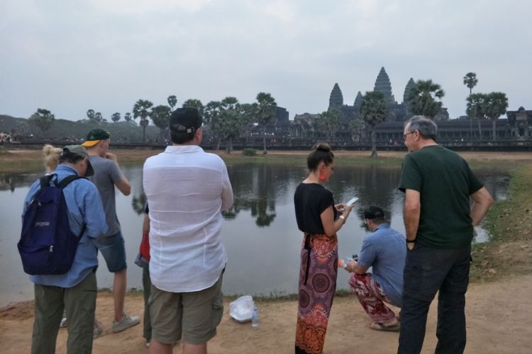 Para wisatawan berdiri di sekitar kolam untuk mengabadikan keindahan matahari terbit di Angkor Wat, Siem Reap, Kamboja, Sabtu (23/2/2019).