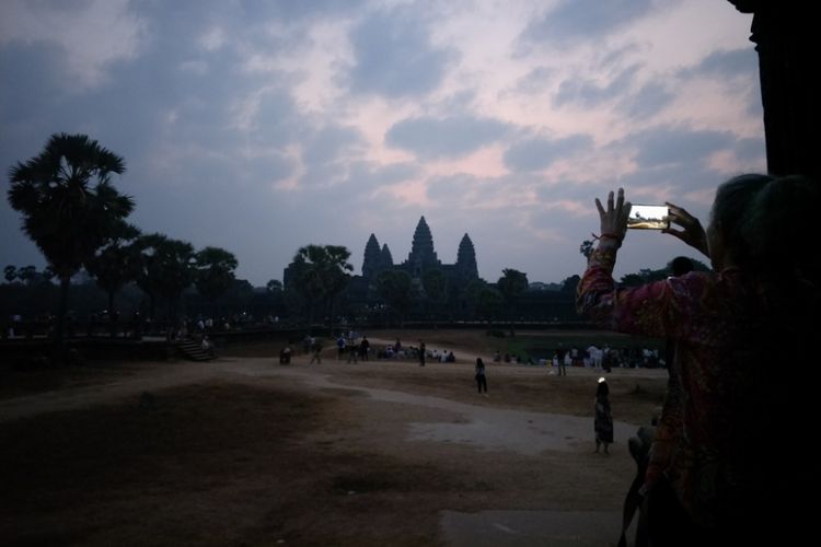 Para wisatawan berdiri di sekitar candi untuk mengabadikan keindahan matahari terbit di Angkor Wat, Siem Reap, Kamboja, Sabtu (23/2/2019).