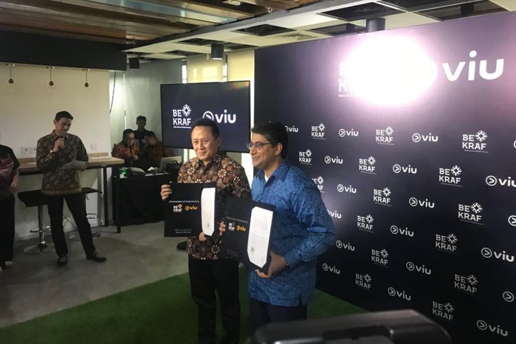 Kepala Bekraf Triawan Munaf bersama CFO Vuclip Inc, Apurva Desai usai menandatangani perjanjian kerja sama di Jakarta, Senin (25/2/2019).