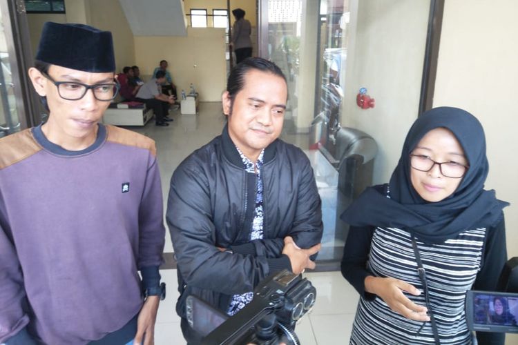 Edy Sulistiono dan Cucun Cunayah usai diperiksa penyidik Polres Karawang, Senin (25/2/2019).

