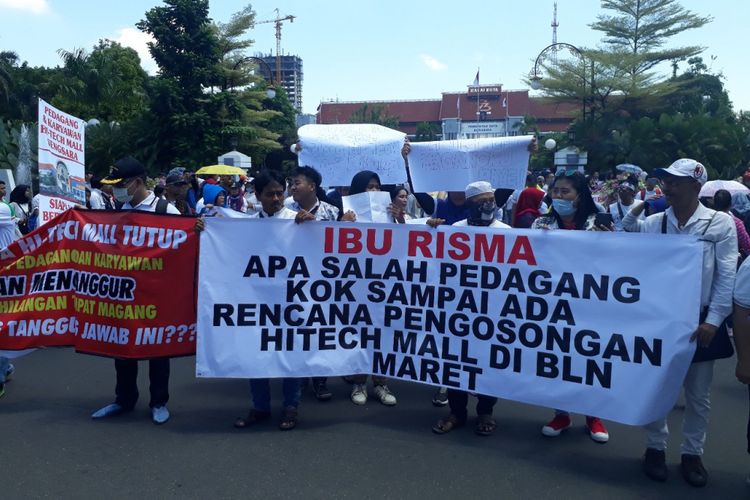 Ratusan orang mengatasnamakan Paguyuban Pedagang IT dan UMKM Hi-Tech Mall Surabaya, menggelar aksi di Balai Kota menolak rencana pengosongan stand pedagang Hi-Tech Mall, Selasa (26/2/2019).