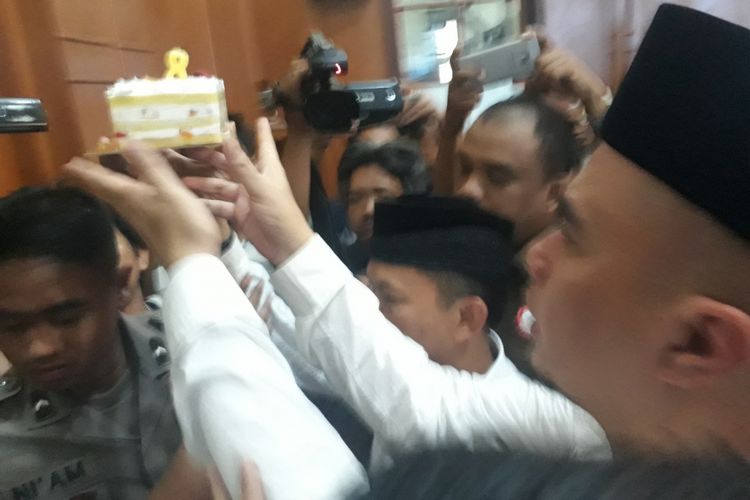 Ahmad Dhani tiup lilin di ruang sidang PN Surabaya, Selasa (26/2/2019)