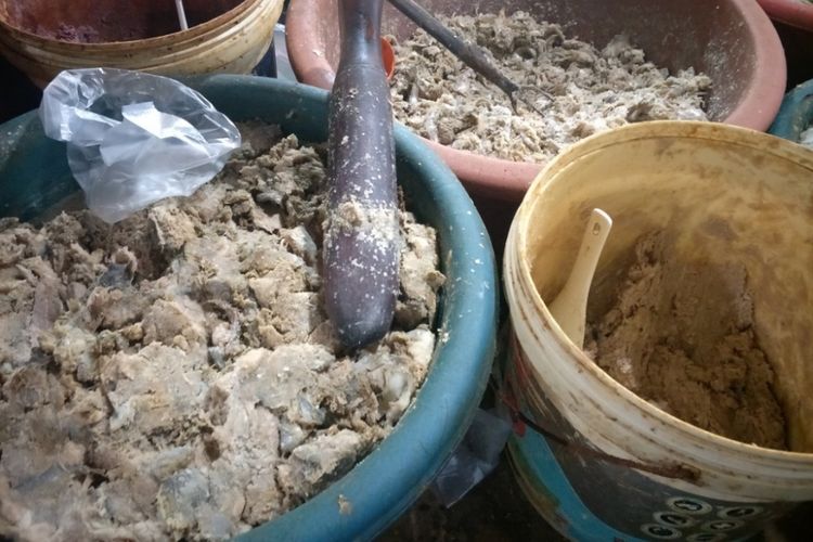 Prahok atau ikan asing cincang khas Kamboja yang dijual di Psaleu Market, Siem Reap, Kamboja.
