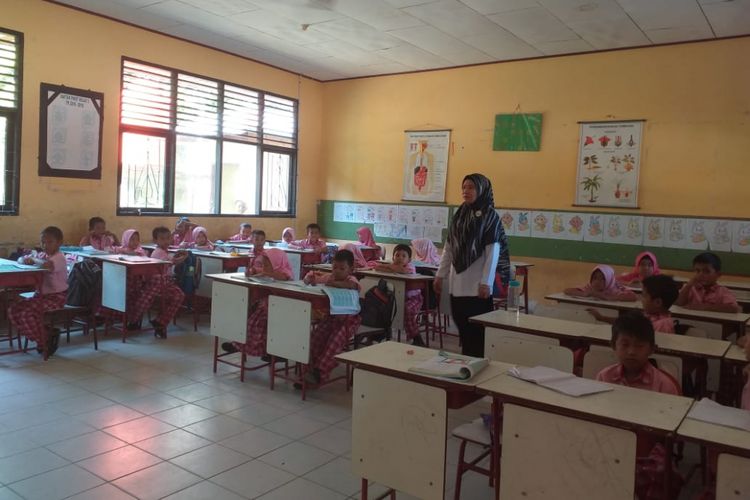 Aktivitas belajar mengajar di SD Negeri 02 Batu Panjang, Kecamatan Rupat, Kabupaten Bengkalis, Riau, kembali normal setelah dua hari diliburkan akibat kabut asap karhutla, Rabu (27/2/2019).