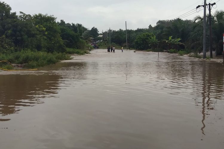 Jalan di Desa Kayu Besi, Puding, Kabupaten Bangka, Kepulauan Bangka Belitung terendam banjir, Kamis (28/2/2019) menyebabkan akses transportasi warga terganggu.