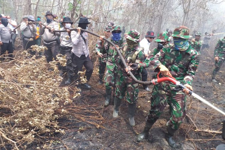Tim Satgas Karhutla melakukan pemadaman api yang ada di dalam gambut di Kelurahan Terkul, Kecamatan Rupat, Kabupaten Bengkalis, Riau, Rabu (27/2/2019).
