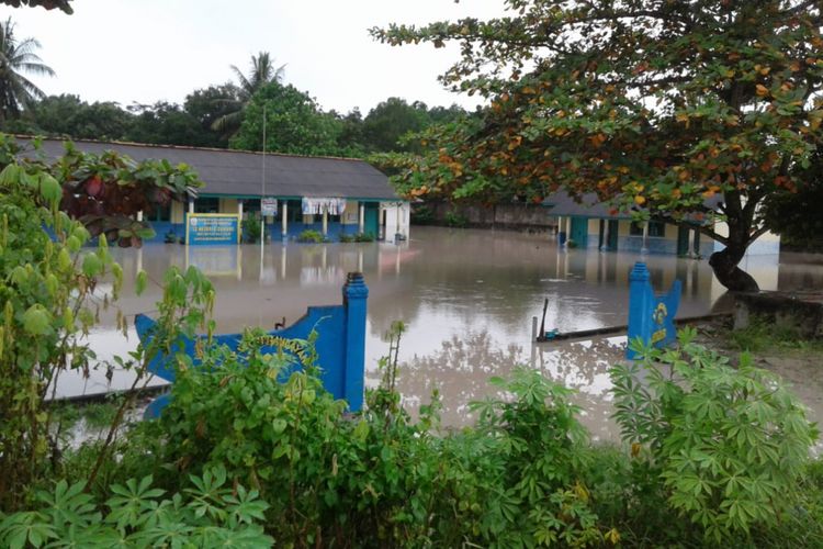 Sekolah dasar di Desa Deniang Kabupaten Bangka terendam banjir, Kamis (28/2/2019).